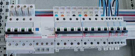 It connects directly on the C-section busbars and supplies all the devices in the row.