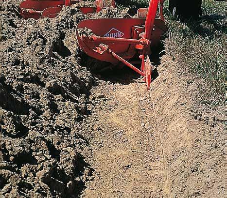Wide furrow-bottom Allows the use of wide tractor tyres to increase traction, and reduce