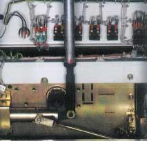13) The cabiet is fitted with cable glad plate for cotrol, cables ad with padlockable frot door The circuit-breaker is supplied with asymmetrical termial coectios o oe side of the poles oly ad with 4