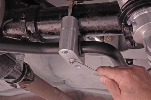 32. Using a T-handle allen wrench, tighten the bushing housings evenly until they contact the axle clamp.