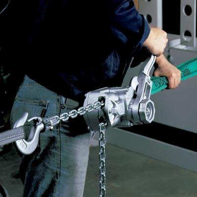 when the hoist has to be frequently carried over longer distances to different assignments. This universal ratchet hoist should not be missing in any service truck.