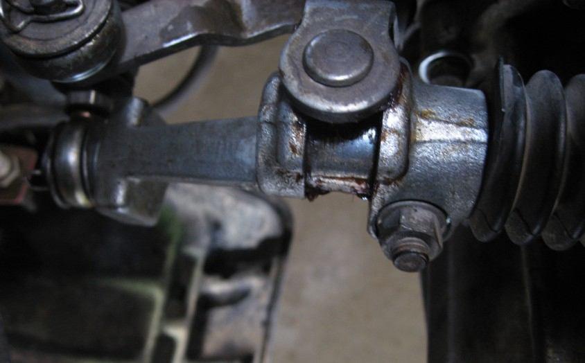 The picture shows the wear I found on the block (about ½ mm each side) that doesn t seem like much. But it all adds up, because as I ve mentioned before, this slack is magnified at the gear knob.