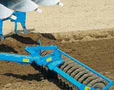 Then, the packer arm is hydraulically swivelled in parallel to the plough.