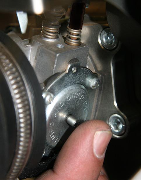If we pay attention we can hear the gasoline reach the carburetor and as so the gasoline circuit filled. If your engine does not have the knob (fig.