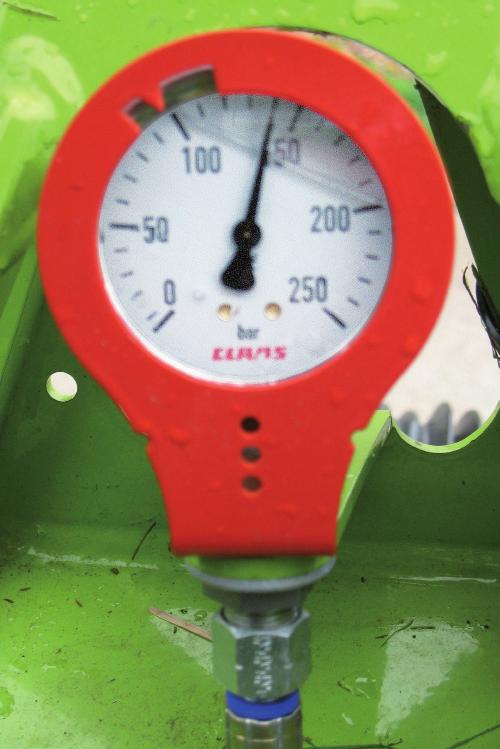 Handling Figure 6: The relief pressure is indicated on a pressure gauge on the mounting block of the mower which can be read