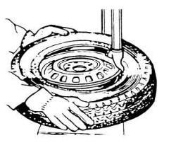 For the other side tyre demounting, keep using the lifting lever to lift the tyre, make the other side tyre separated from the wheel rim.