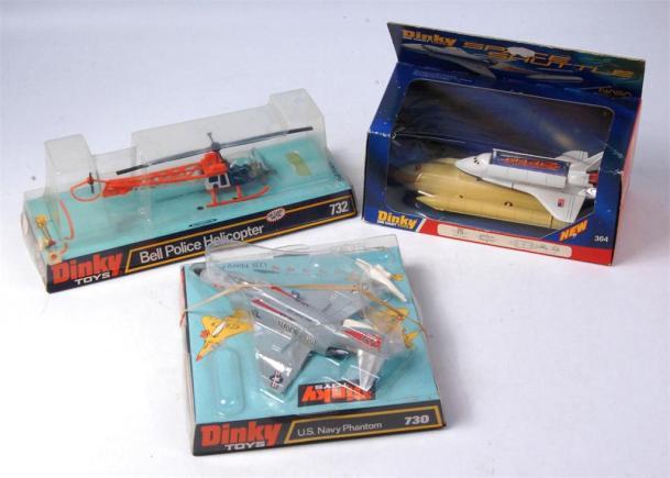 unit, fork lift truck, and 952 Vega Major coach in poor rubbed box (P,BP) 30-40 1978 Dinky, aircraft 62G Boeing 'Flying Fortress', silver, gliding hole, one propeller damaged, box repaired, blue