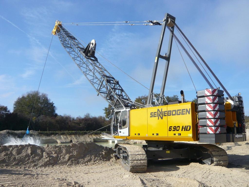 Crawler-Mounted Crane Their main advantageis that they can move around on site and perform each lift with little setup,