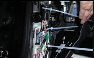 3) (1) Secure the door sill harness to the OE harness LOOSELY with three (3) wire ties as shown.