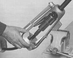 Finger-tighten retaining screw to hold pusher firmly in place. Pusher must be allowed to rotate freely. 6.