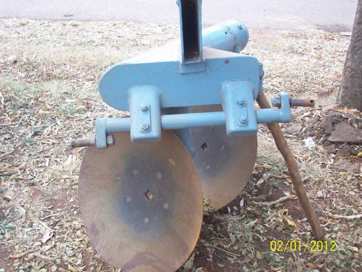 Chapter 13 Disc plough Disc Plough It is a plough which cuts, turns and in some cases breaks furrow slices by means of separately mounted large steel discs.