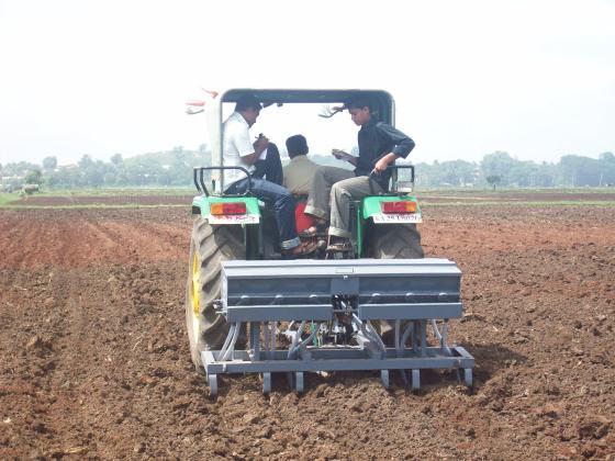 Plate : 16.1 Tractor drawn Seed cum fertilizer drill Plate : 16.
