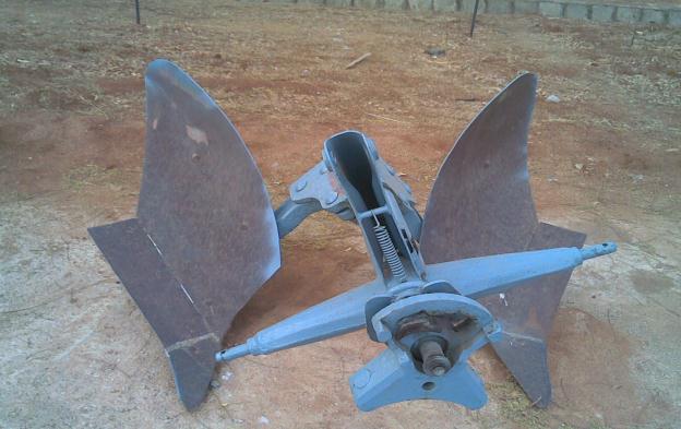 1) Fixed type (one way) mould board plough One way plough throws the furrow slice to one side of the direction of motion and is commonly used everywhere. It may be long beam type or short beam type.