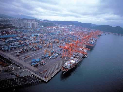 Port of Busan Air Pollution Issue Busan Port (2005) - Cargo Tonnage : 220 M tons - Container Volume : 11.