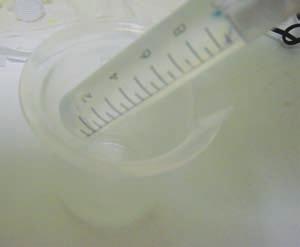 Titrating oil Pour 10 ml of isopropyl alcohol into the
