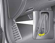 Teie auto varustus KAPOTT OGD041021 Kapoti avamine 1. Kapoti avamiseks tõmmake salongis armatuurlaua all asuvat kapoti avamishooba.