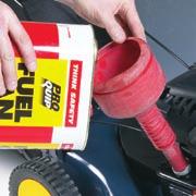 Unscrew the fuel tank cap (7) and pour the unleaded petrol into the tank with the aid of a funnel. 2. Fill the tank to approximately 2.