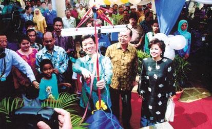 29 January 2004 Alam Flora s solid waste management contract in Pahang was officially renewed for another year at a simple signing ceremony at Kota Permai Golf & Country Club in