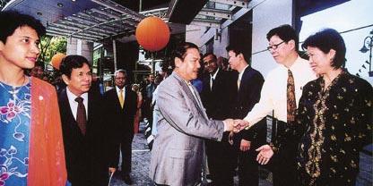 Bhg. Tan Sri Dato Seri (Dr.) Mohd Saleh Sulong, Group Chairman, DRB-HICOM Berhad. Launch of the DRB-HICOM Group Safety Campaign 2003. C 6 May 2003 Launch of Uni.