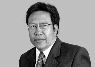 YBhg Datuk Hamzah holds a Bachelor of Science with Honours in Economics from The Queen s University of Belfast, United Kingdom and a Masters Degree in Public Policy and Administration from the