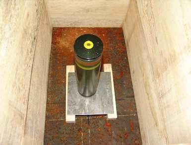 A weapon located into a tunnel was used to launch a 12.7 mm bullet (AP type M2) on the 40 mm ammunition cartridge.