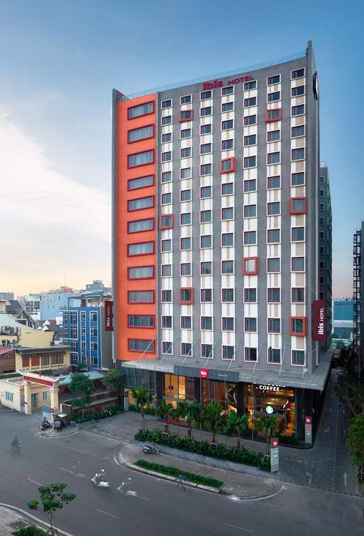 SERVICED APARTMENT Supply One new Grade C project (65 units) Two existing Grade B projects adjusted supply Total stock: >4,6 units, 2% QoQ, 6% YoY Grade A (7), Grade B (25) and Grade C (52) Ibis