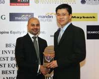 CIMB GROUP HOLDINGS BERHAD Annual Report 2009 113 11 12 13 11 L-R: Thomas Tan with the Best Foreign Exchange Bank in Malaysia Award, Thomas Meow with