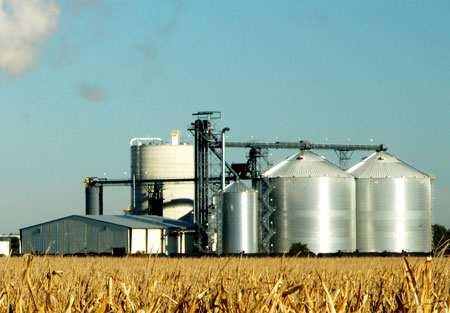 IUSES Energetska učinkovitost v industriji Za pridobivanje bioetanola se lahko uporabijo tudi odpadki s kmetij in pašnikov ter odpadni les. Bioetanol se običajno uporablja kot dodatek bencinu (npr.
