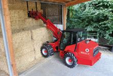 Due to the low height of the Schaeffer the loader completed his duties also there, where
