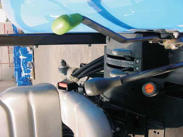 Once the shift lever is returned to the forward or neutral position, the squeegee will automatically lower and the solution vacuum will be turned on HYDRAULIC LEVER HYDRAULIC