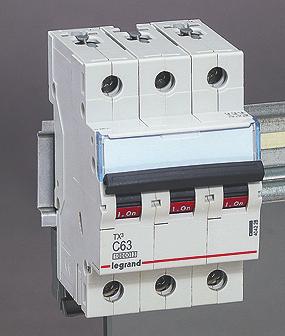 14 Conform to IEC 60898-1 Compatible with prong-type and fork type supply busbars Equipped with special DIN rail clamp allowing independent MCB removal with supply busbar in place Breaking capacity: