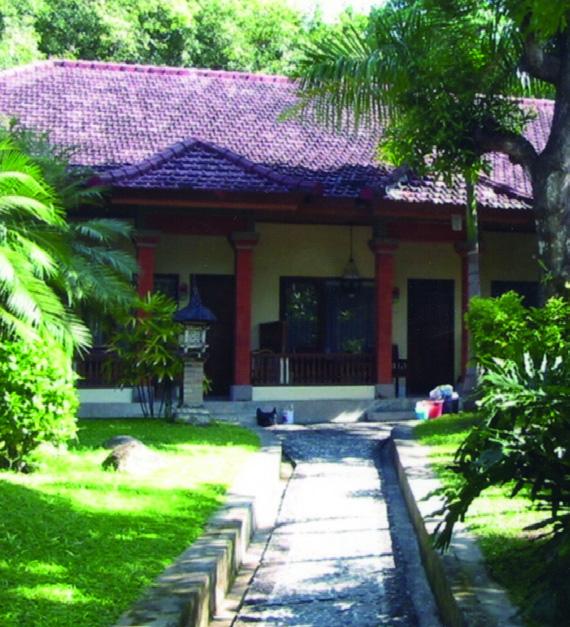 Kumpulan Holiday Villa telah melengkapkan tahun 2003 dengan jumlah 14 hotel dan pusat peranginan berikutan pengambilalihan dua hartanah di Bali dan Sydney, serta penambahan pengurusan hartanah di