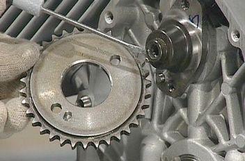 Engine Engine V750 IE MIU G3 Place the camshaft with