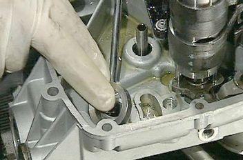 See also Removing the gearbox Removing the primary
