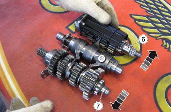 Engine Engine V750 IE MIU G3 Release the main shaft (6) and the
