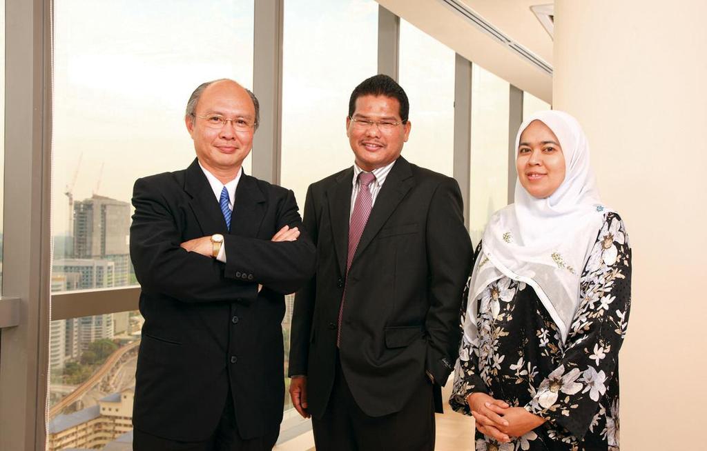 from left to right: Mr. Tommy Tan Eng Keat Vice President / Head, Information Technology Naib Presiden / Ketua, Teknologi Maklumat Ms.