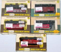 rarer issues (VG-M,BVG-M) 100-150 965 27 boxed Wrenn 4-wheel wagons, all different and including some rarer issues (VG-M,BVG-M) 100-150 968 Five limited edition Wrenn 4- wheel wagons; W5500