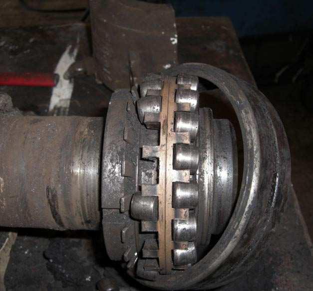 Figure 14: Undergreasing: Bearing ran almost dry, resulting in elevated running temperature, promoting grease degradation until bearing failure.