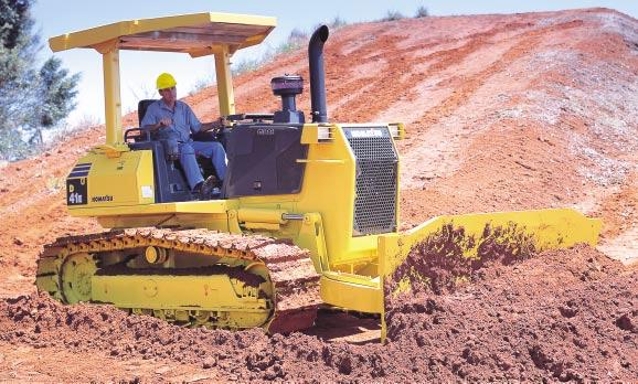 INCREASED RELIABILITY Low Drive and Long Track Undercarriage Komatsu s design is extraordinarily tough and offers excellent grading ability and stability.