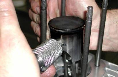 6. CHECK STATUS OF CYLINDER HEAD, CLEAN FROM DEPOSITS. DO NOT SCRATCH COMBUSTION CHAMBER. 7. INSTALL HEAD: 4 O-RINGS Ø7.
