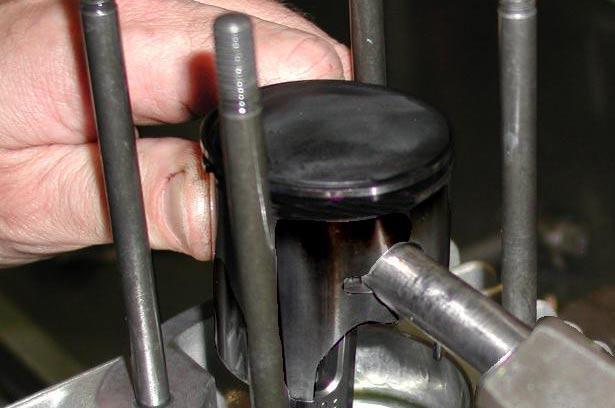REMOVE CYLINDER GASKET. 11. REMOVE CIRCLIPS FROM PISTON (see Fig.21) -SCREWDRIVER WITH ROUNDED EDGES Fig.