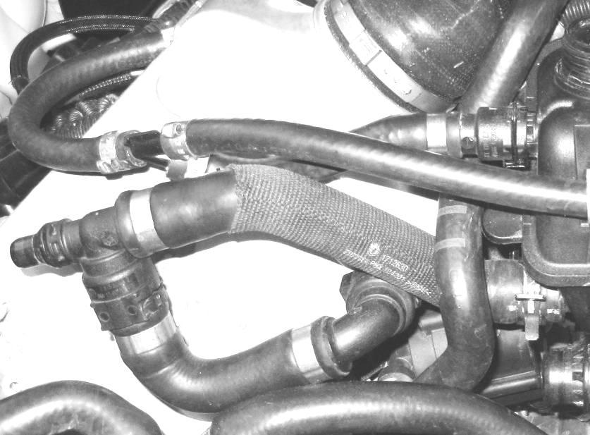 Do Not clip the hose into the reservoir as shown in the photo, the wire loom gets clipped into