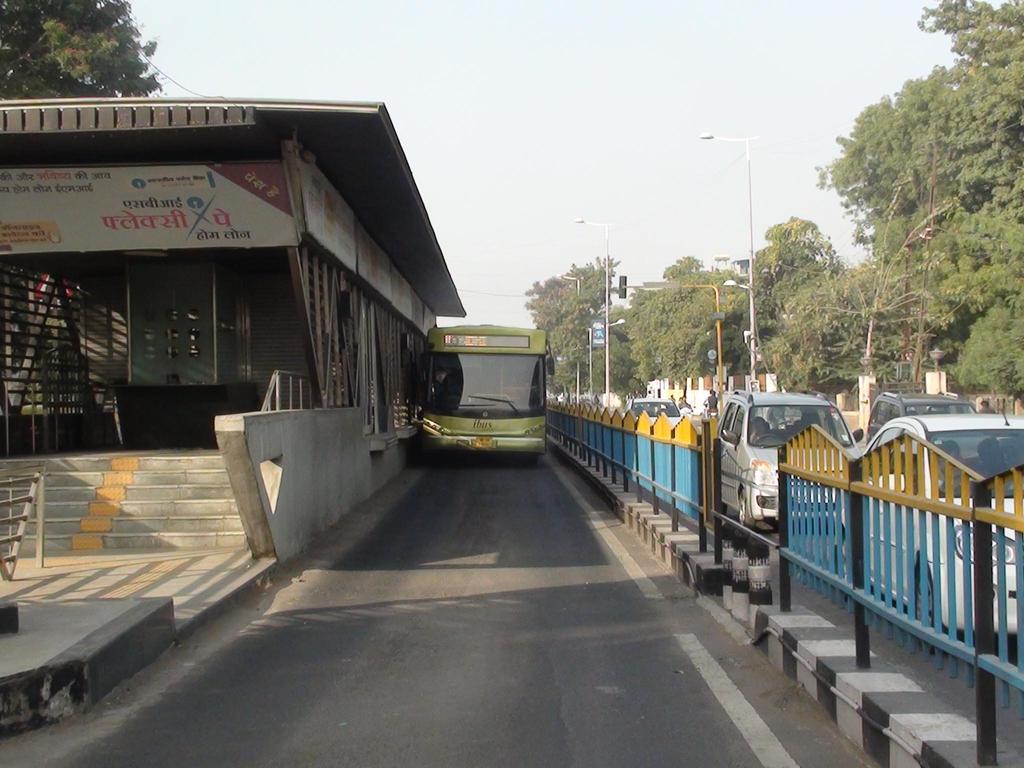 Bus Rapid Transit (BRT) Features Centralized Control Distinctive Image Large Buses