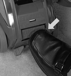 2 Pritiskajte gornji pedal nožnega regulatorja 8 Toe-Touch Control, dokler se glava ne spusti do najnižje nastavitve.