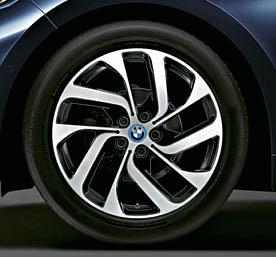 Depending on the choice of exterior colour or interior equipment, the highlight areas on the side skirts and double-kidney grille come in either BMW i Blue or Frozen Grey metallic.