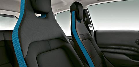 Just like the colour in the BMW logo, the blue of the seat side bolsters and the fine seam of the leather steering wheel symbolise the innovative character of all BMW models.