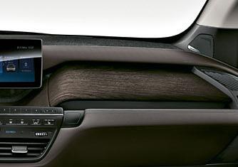 In the instrument panel area, it creates a stylish contrast to the contoured wooden elements made of oak dark matt.