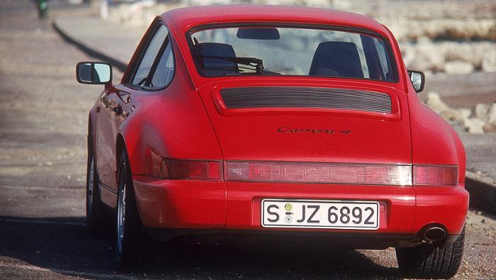 The 911 Carrera 4 from 1988 The manner of adjustment was innovative. Slippage at individual wheels was detected by the ABS sensors and prevented by hydraulic locks.
