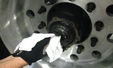 3-2 Remove the old hubcap gasket, and clean the hub and axle surface of oil and grease.