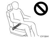 CAUTION When using the seat belt extender, observe the following precautions.